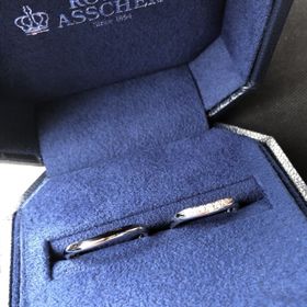 【ROYAL ASSCHER(ロイヤル・アッシャー)の口コミ】 シンプルで細めで、それでいて、主張しすぎないダイヤがあるところが一番…