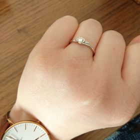 【SANJI(サンジ)の口コミ】 私は金属アレルギーなので
K18WGの素材の指輪にしました。
石はダイヤモン…