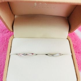 【1122 iifuufu bridal(いい夫婦ブライダル)の口コミ】 婚約指輪と重ねてつけれるようなデザイン性と、華奢なデザインが好みだっ…