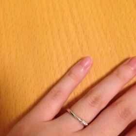 【ラザール ダイヤモンド(LAZARE DIAMOND)の口コミ】 指が綺麗に見えてすっきりとしています。シンプルさの中にも小さめのダイ…