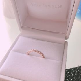 【STAR JEWELRY(スタージュエリー)の口コミ】 婚約指輪を普段付けしたかったので、エタニティリングにしぼって探してい…