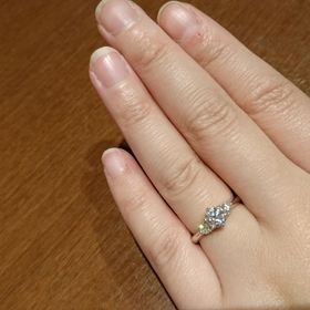 【IZURU】の口コミ サイドのダイヤも大きく、３石なので華やかです。同ブランドのジュピタータ...