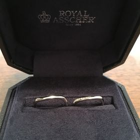 【ROYAL ASSCHER(ロイヤル・アッシャー)の口コミ】 シンプルかつ上品な雰囲気があり、つけた時に指が綺麗に見えたことです。…
