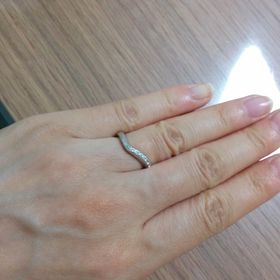 【TASAKI(タサキ)の口コミ】 V字のデザインになっているので指が長く見える。
半分あしらわれたダイヤ…