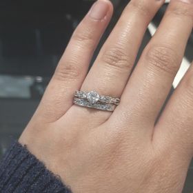 【JEWELRY  KAMATA(ジュエリーかまた)の口コミ】 両脇にもダイヤが2個ずつついていて、とてもかわいいです。

こんなにも豪…