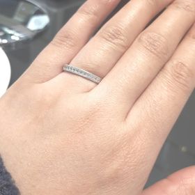 【JEWELRY  KAMATA(ジュエリーかまた)の口コミ】 女性なら誰もが憧れるダイヤがびっしりと並んでいます。

ダイヤの数は増…
