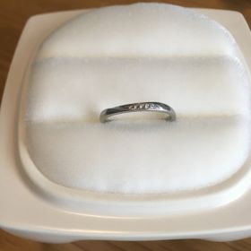 【俄(にわか)の口コミ】 デザインが一番の決め手でした。
手が華奢で指もあまり長くないので、控え…