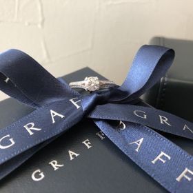 【グラフ(GRAFF)の口コミ】 エタニティのようにメレダイヤが留められた細いシャンク2本(全て爪留めで…