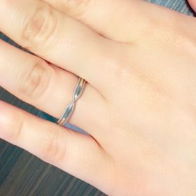 【JEWELRY  KAMATA(ジュエリーかまた)の口コミ】 中央がキュッとなっており、おリボンにも見えるキュートで女性らしいデザ…