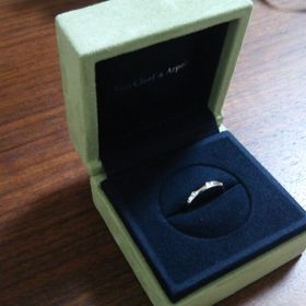 【ヴァン クリーフ＆アーペル(Van Cleef & Arpels)の口コミ】 ■アンフィニエトワールマリッジリング
3つのダイヤがとても可愛く、シンプ…