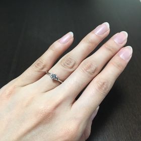 【銀座ダイヤモンドシライシの口コミ】 立て爪ではなく、両手ですくいあげている様なデザインに一目惚れしました…