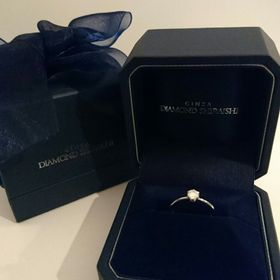 【銀座ダイヤモンドシライシの口コミ】 とにかくシンプルにこだわりました。妻の指が６号と細く色白というのもあ…