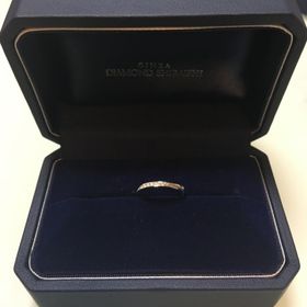 【銀座ダイヤモンドシライシの口コミ】 指が小さいので細めのリングを探していました。指に綺麗に収まり、程よく…