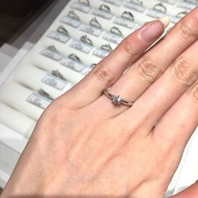 【銀座ダイヤモンドシライシの口コミ】 テレビなどのCMで見て気になっていました。実際に幾つか試着してみて、自…