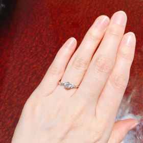 【JEWELRY  KAMATA(ジュエリーかまた)の口コミ】 S字ラインが指に馴染んでとってもキュートでした。
サイドのストーンもと…