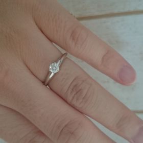 【さくらダイヤモンドの口コミ】 たくさんの指輪がある中から選んだ理由は、専用のスコープでのぞくとダイ…