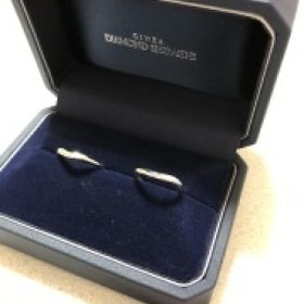 【銀座ダイヤモンドシライシの口コミ】 デザインがシンプルでありながら、ダイヤモンドが5石くらいあり、少しキラ…