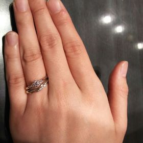 【ケイウノ ブライダル(K.UNO BRIDAL)の口コミ】 単純に指にフィットした感じが良かったのと側面にデザインされたリボンが…