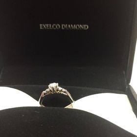 【エクセルコダイヤモンド(EXELCO DIAMOND)の口コミ】 リングが、プラチナで、真ん中が大きなダイヤモンド、そして、両サイドに2…