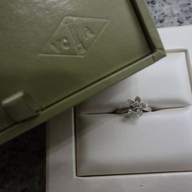 【ヴァン クリーフ＆アーペル(Van Cleef & Arpels)の口コミ】 色々なブランドの指輪を見て回り、いくつか候補を決めてのですが、こちら…