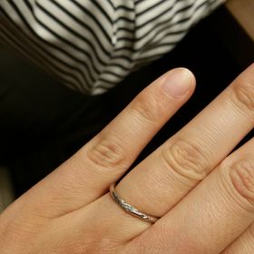 【BRIDGE(ブリッジ)の口コミ】 ゆきどけという名前の通りプラチナにブルーのダイヤがグラデーションで並…