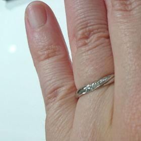 【4℃ BRIDAL(ヨンドシーブライダル)の口コミ】 シンプルなウェーブのラインが非常にきれいに出ているところに惹かれまし…