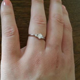 【STAR JEWELRY(スタージュエリー)の口コミ】 少し大きめのダイヤモンドが中央にありそれを6点で留めているデザインが素…