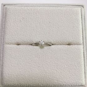 【AFFLUX(アフラックス)の口コミ】 シンプルなものが良く、先に結婚指輪を決めたので、結婚指輪にも合う物を…