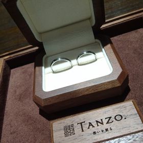 【TANZO.(鍛造指輪)の口コミ】 鍛造を勉強していた旦那さんが最初からとっても気に入っていました。
外側…