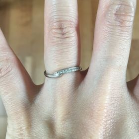 【宝寿堂(ほうじゅどう)の口コミ】 婚約指輪と一緒に付けられるものを探していて、同じウェーブ型の指輪を選…