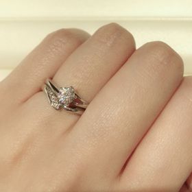 【俄(にわか)の口コミ】 婚約指輪は名前の通り桜の花みたいで可愛いです♡♡
結婚指輪もピンク色のダ…