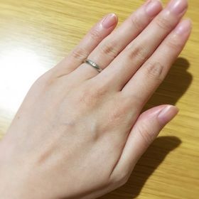 【ウィスプ(WISP)の口コミ】 私の好みから、出来るだけシンプルな物で探していました。
表面はダイヤモ…