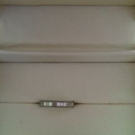 【MAHARAJA DIAMOND(マハラジャダイヤモンド)の口コミ】 蓮の花のイメージというものと、等間隔に置かれているダイヤがよかった。
…