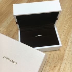 【アイプリモ(I-PRIMO)の口コミ】 少しカーブしているデザインの為、他の試着した指輪より指が長く綺麗に見…