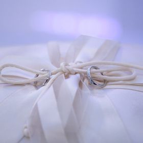 【JEWELRY  KAMATA(ジュエリーかまた)の口コミ】 V字ラインの指輪を選び、ダイヤなどの石は自分たちで好きな色、数、デザイ…