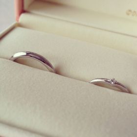 【ケイウノ ブライダル(K.UNO BRIDAL)の口コミ】 シンプルでミル打ちのデザイン、形はVライン、そしてディズニーの裏彫りが…