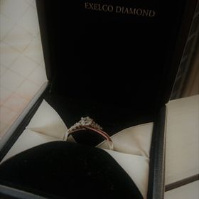 【エクセルコダイヤモンド(EXELCO DIAMOND)の口コミ】 予算はそこまでかけたくなかったのと、指が太めなため
ある程度の存在感も…
