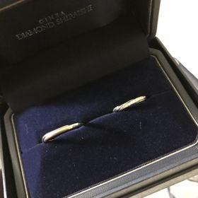 【銀座ダイヤモンドシライシの口コミ】 斜めにあしらわれたダイヤと、男性側も素材の違うのが交差してとっても指…