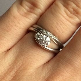 【voulez vous(ヴーレ・ヴー)の口コミ】 ウェーブの形と、この価格で大小２つのダイヤを楽しめるところがよくて、…