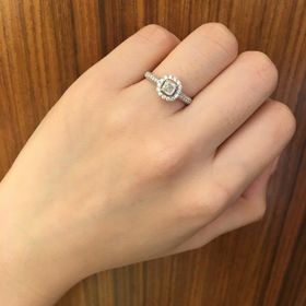 【ROYAL ASSCHER(ロイヤル・アッシャー)の口コミ】 もともと婚約指輪はロイヤルアッシャーと決めていて、いろいろと試着させ…