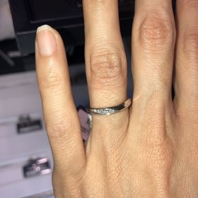 【ROYAL ASSCHER(ロイヤル・アッシャー)の口コミ】 幅は細身のリングですが、ダイヤモンドの存在感は抜群です。華やかな感じ…