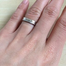 【JEWELRY  KAMATA(ジュエリーかまた)の口コミ】 個性的なデザインでありつつも、どんな時にも着けやすい指輪です。
石がな…