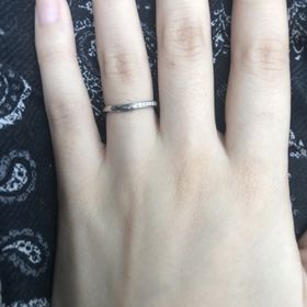 【俄(にわか)の口コミ】 指が長く見えるV字デザインと流れるような石のデザインがキレイで一目惚れ…