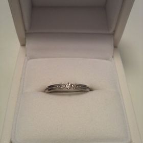 【組曲ジュエリーの口コミ】 婚約指輪に重ね付けしたいという希望と、ミル打ちデザインが欲しいという…