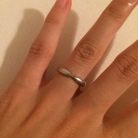 【ティファニー(Tiffany & Co.)の口コミ】 中央に向かって繊細に細くなった幅3mmのプラチナリングです。
女性らしい…