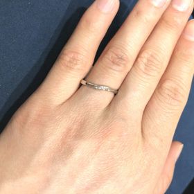 【4℃ BRIDAL(ヨンドシーブライダル)の口コミ】 滑らかなウェーブのあるデザインが躍動感を感じさせるのが良いです。指が…