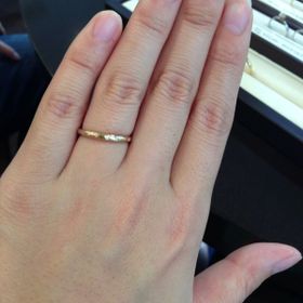 【LUCIE(ルシエ)の口コミ】 カーブしているデザインが柔らかい雰囲気で、石が入っているけど派手過ぎ…