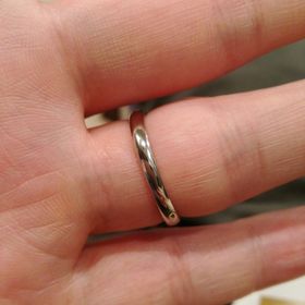 【銀座ダイヤモンドシライシの口コミ】 シンプルだけどキレイだった。
光沢が良かった、普段からつけていても、飽…