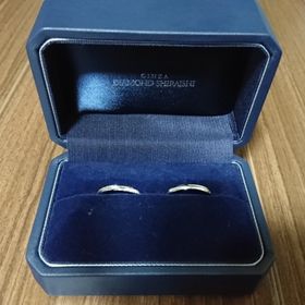 【銀座ダイヤモンドシライシの口コミ】 ダイヤがついている物を探していました。
ハーフエタニティと迷ったのです…