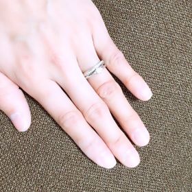 【俄(にわか)の口コミ】 俄というブランドで購入することは決めていましたが、この婚約指輪にする…